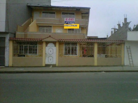 CASA EN EL ANILLO VIAL 